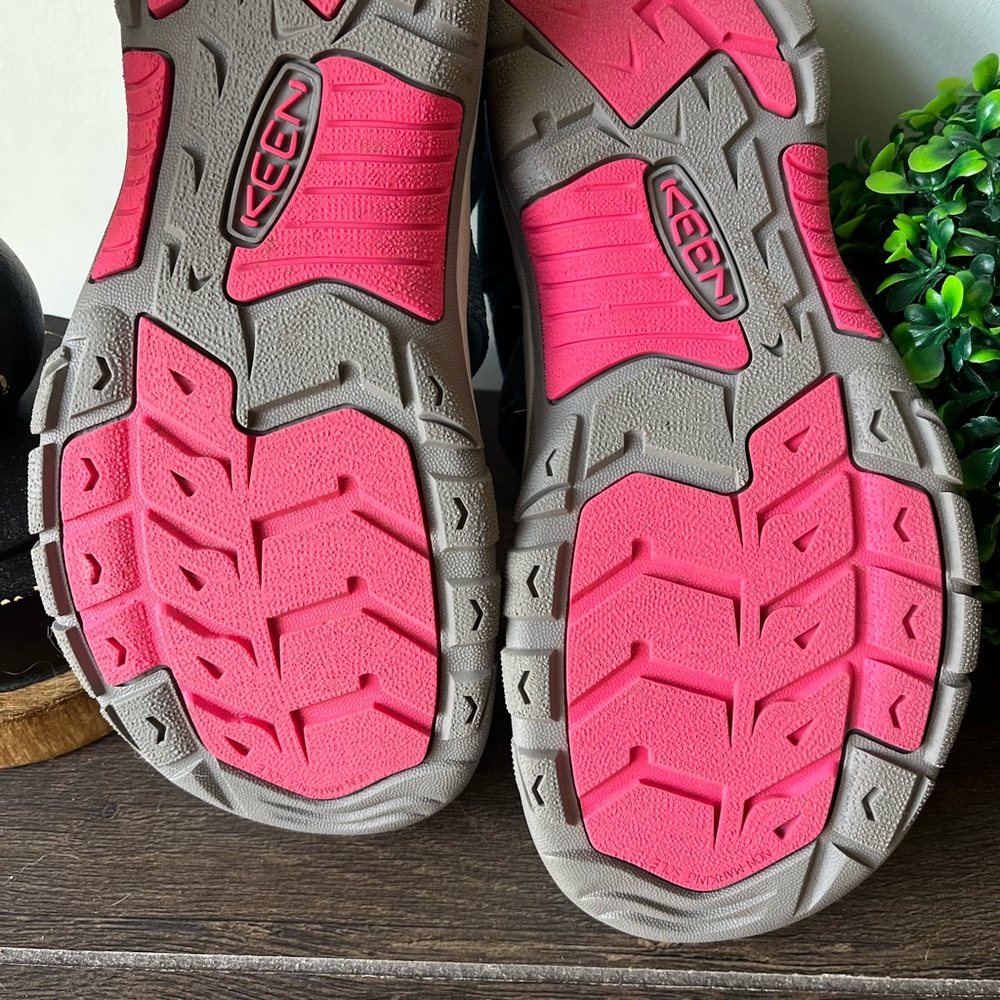 KEEN Newport H2 Closed Toe Water Shoe Size 5 Pink Dark Teal - Picture 12 of 13